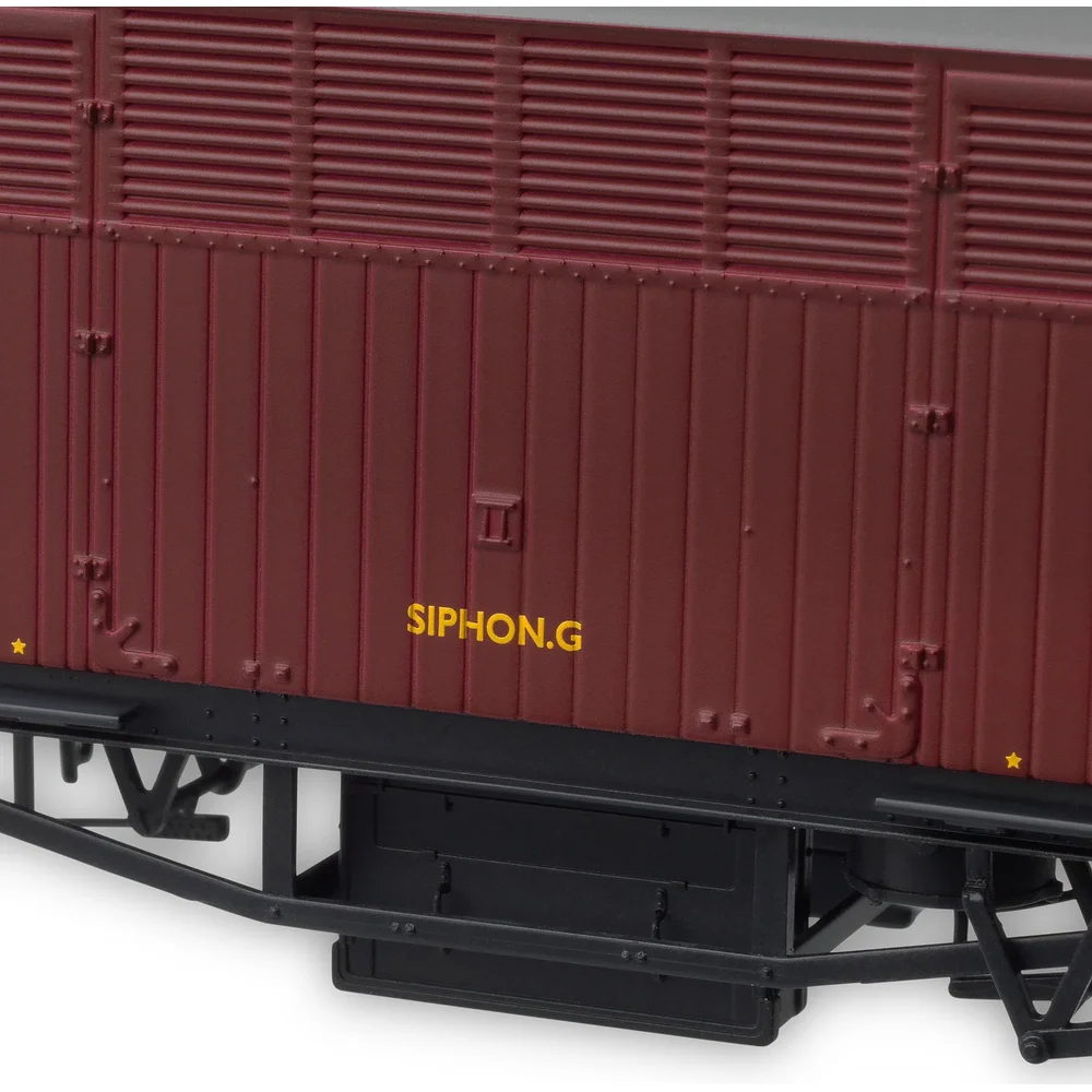 Accurascale ACC2414-W2942W — Close Up Of Insignia by Accurascale