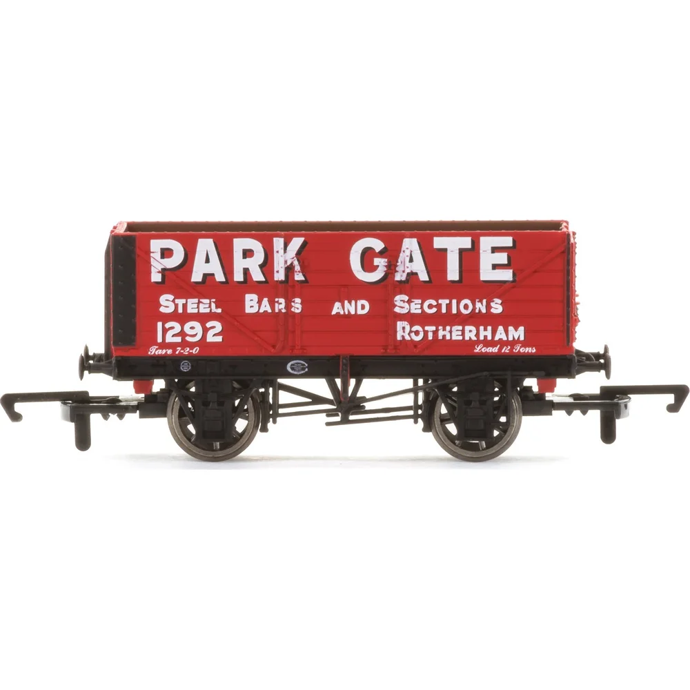 Hornby R3671 — Side Elevation by Hornby