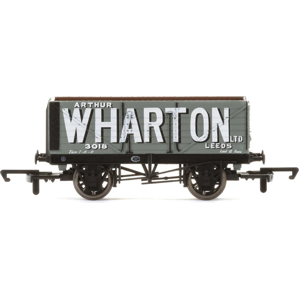 Hornby R3671 — Side Elevation by Hornby