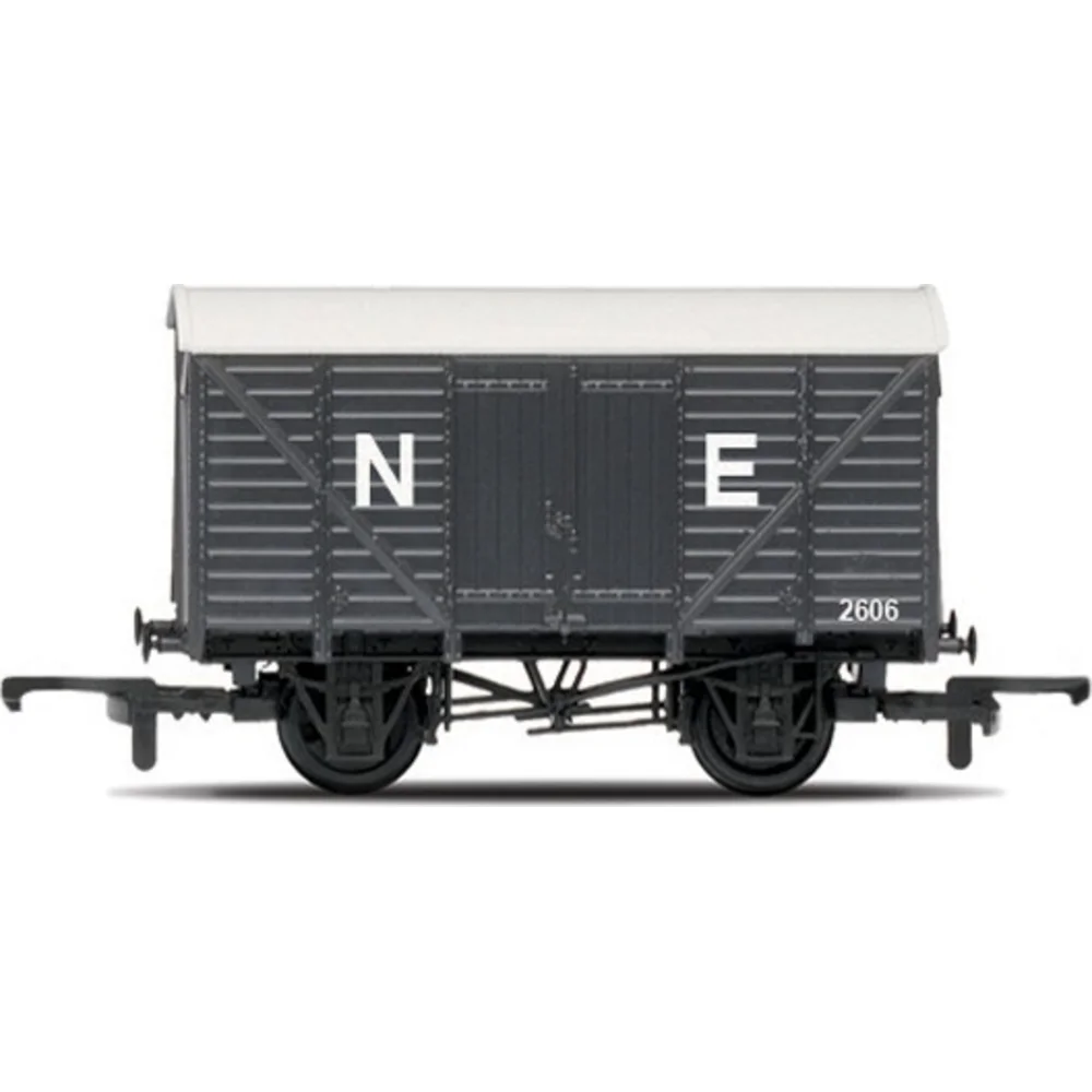 Hornby R6422 — Side Elevation by Hornby