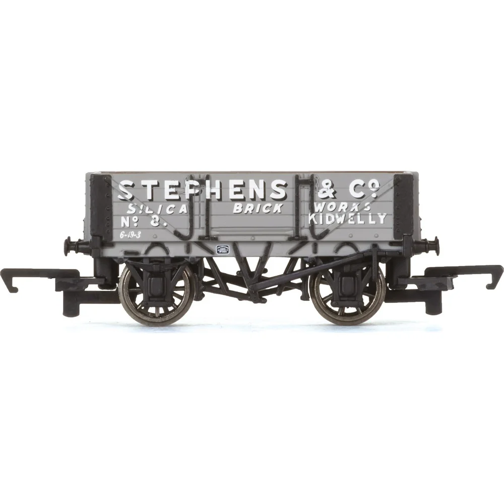 Hornby R6746 — Side Elevation by Hornby