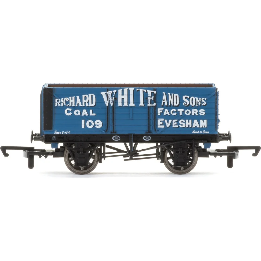 Hornby R6757 — Side Elevation by Hornby