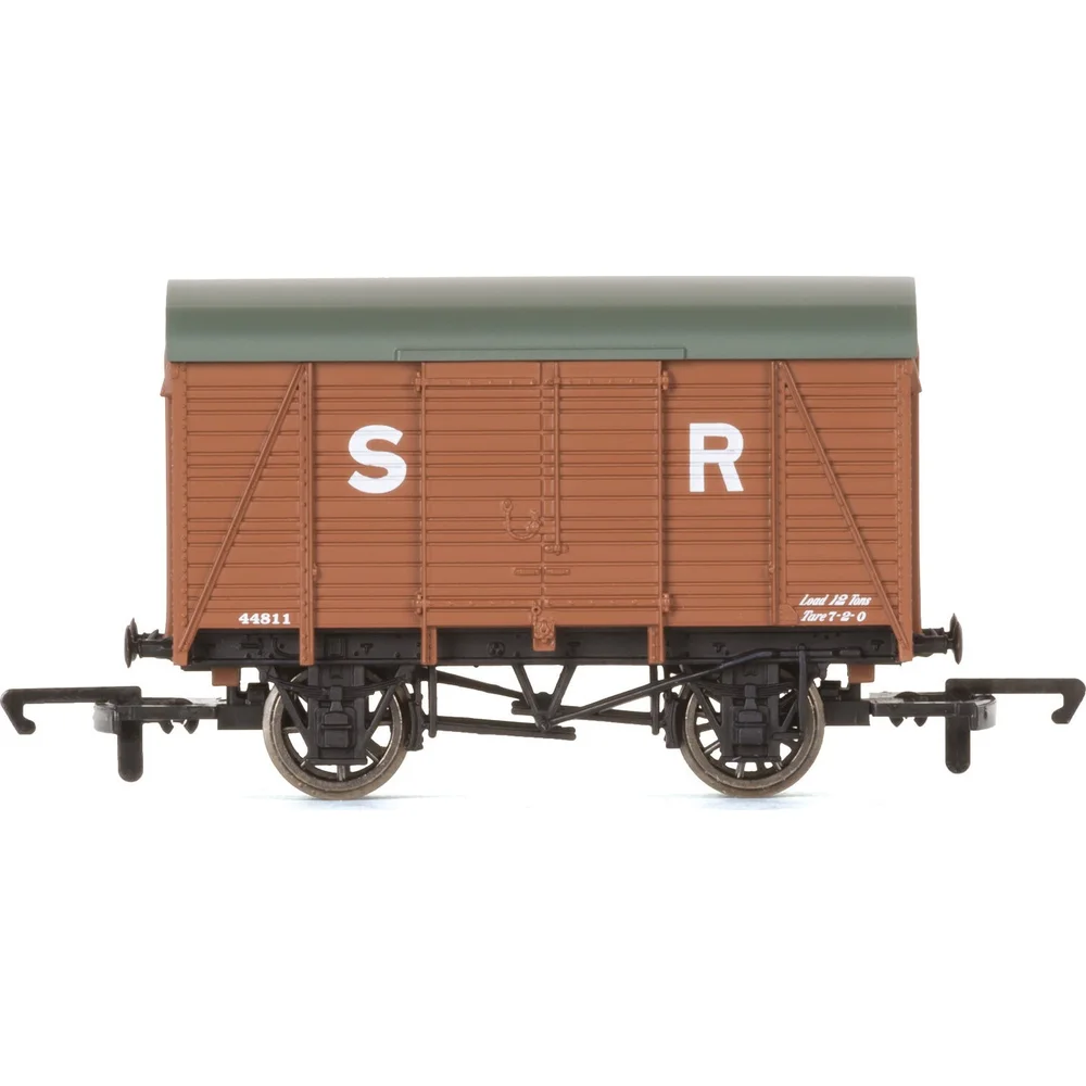 Hornby R6775 — Side Elevation by Hornby