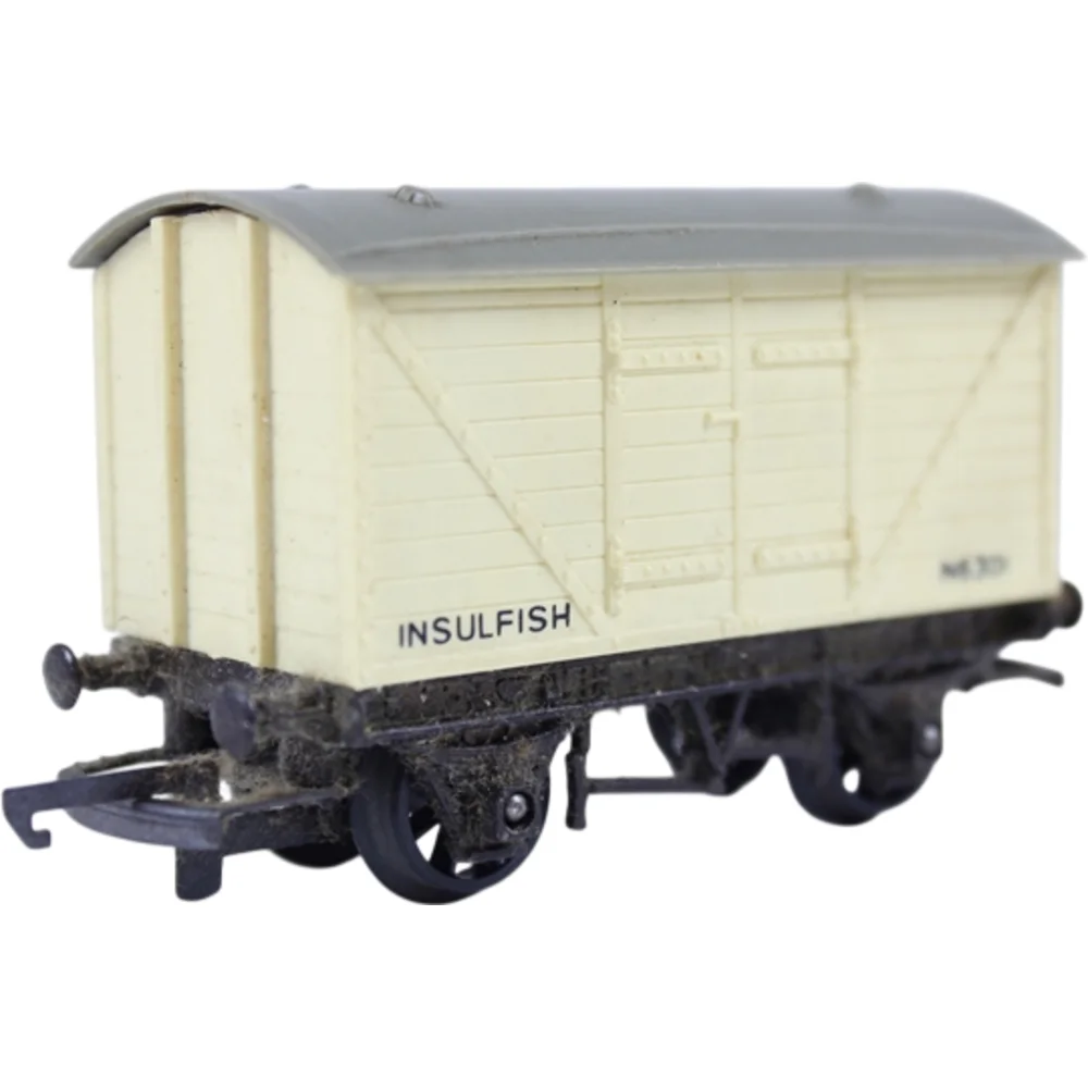 Great Western Railway 12-ton Fish Van Great Western Railway — Left Front Three Quarter View by Tri-ang